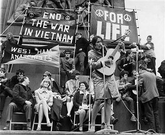 Joan Baez 65 Anti-Vietnam War Protest.png